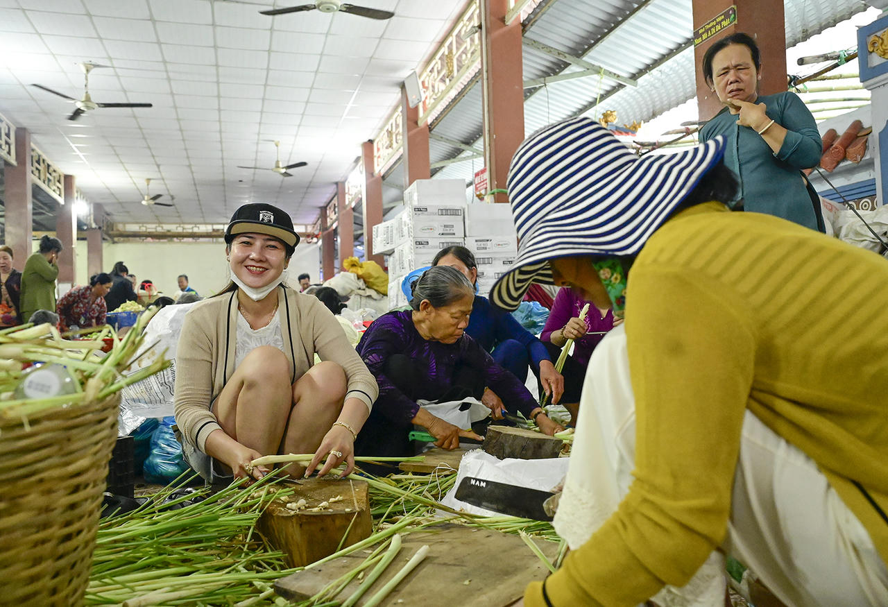 Người dân làm công quả tại đình Nguyễn Trung Trực. Ảnh Nguyễn Minh.