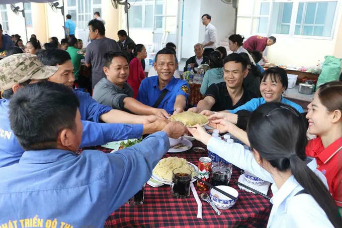 Tết Bính Ngọ 2026, người lao động sẽ cùng tham gia bữa cơm tất niên của tổ chức Công đoàn. 