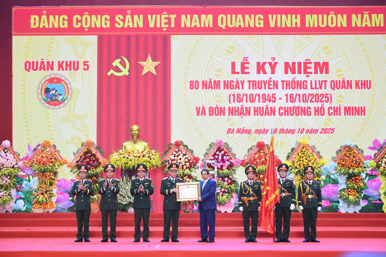 Quân khu 5 kỷ niệm 80 năm ngày truyền thống, đón nhận Huân chương Hồ Chí Minh lần 3 Quân khu 5 kỷ niệm 80 năm ngày truyền thống, đón nhận Huân chương Hồ Chí Minh lần 3