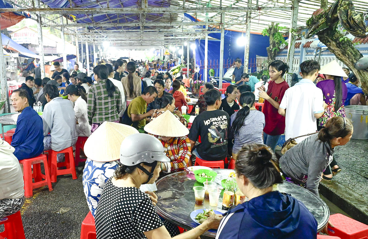 Dù chưa đến lễ chính, nhưng lượng khách về đình thắp hương tri ân và ăn cơm lấy lộc cụ Nguyễn đã khá đông đúc. Ảnh Nguyễn Minh.