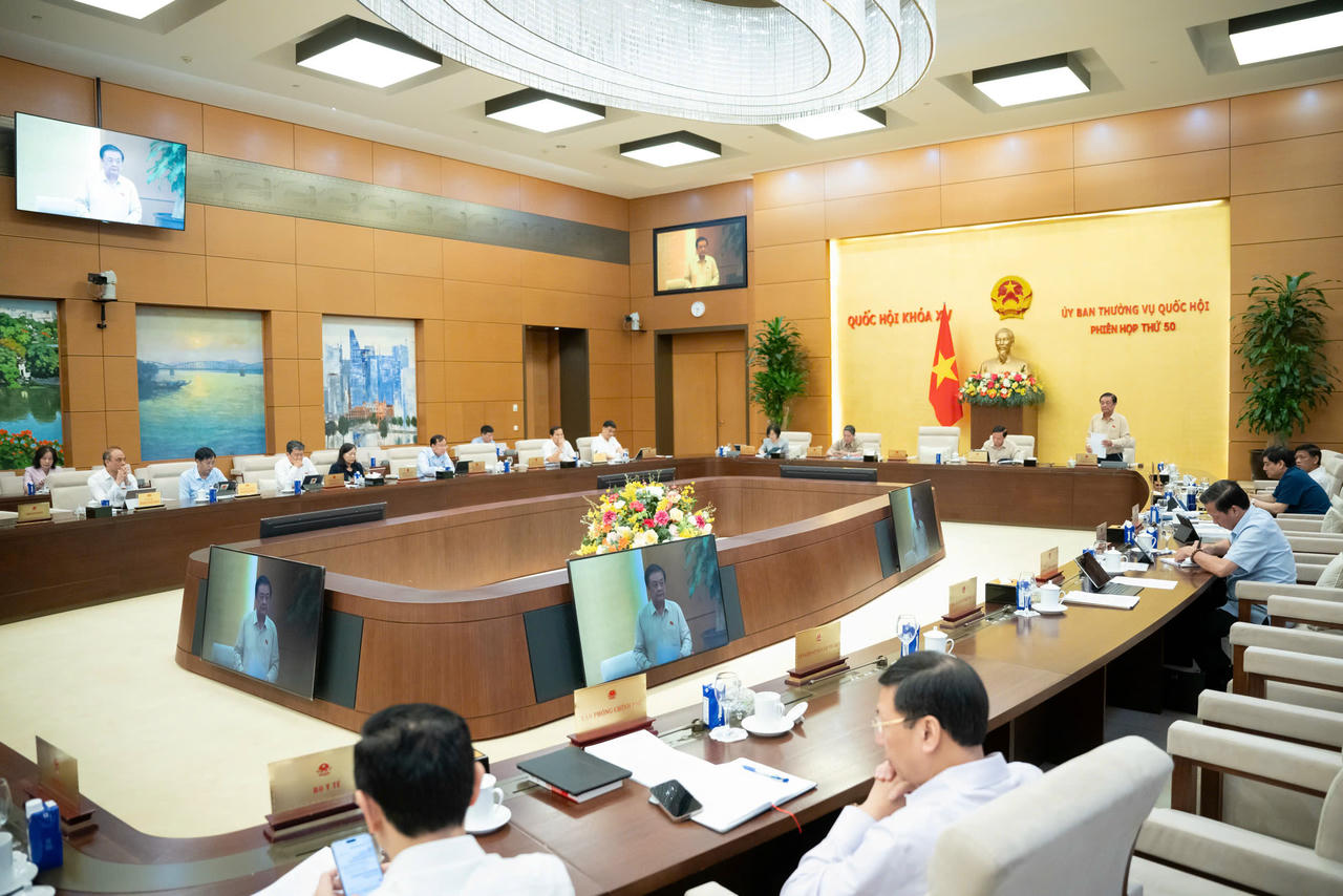 Phiên họp Thường vụ Quốc hội cho ý kiến về dự án Luật Chuyển đổi số. Ảnh: quochoi.vn