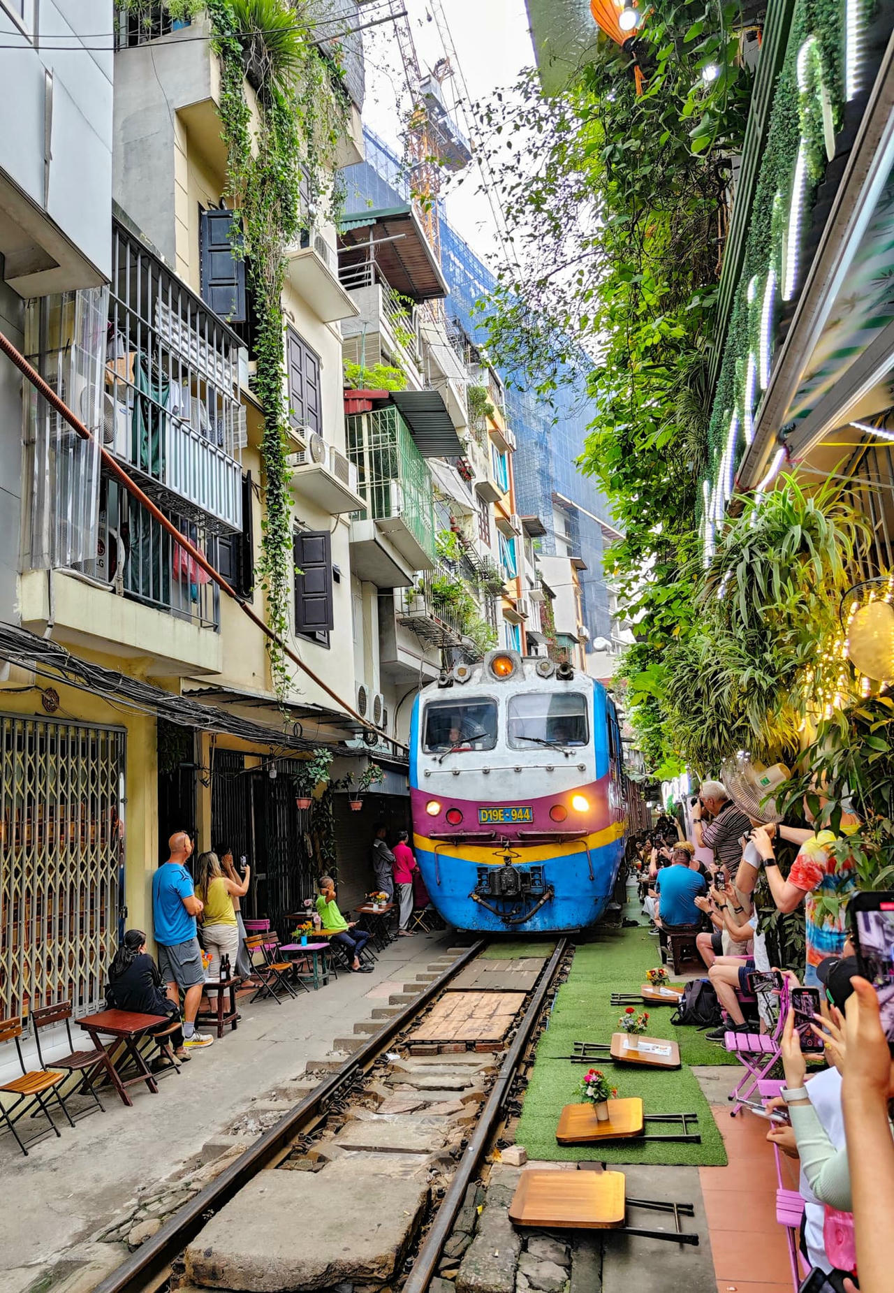 Du khách ngồi sát đường ray tại “phố cà phê đường tàu”, tiềm ẩn nguy cơ mất an toàn.