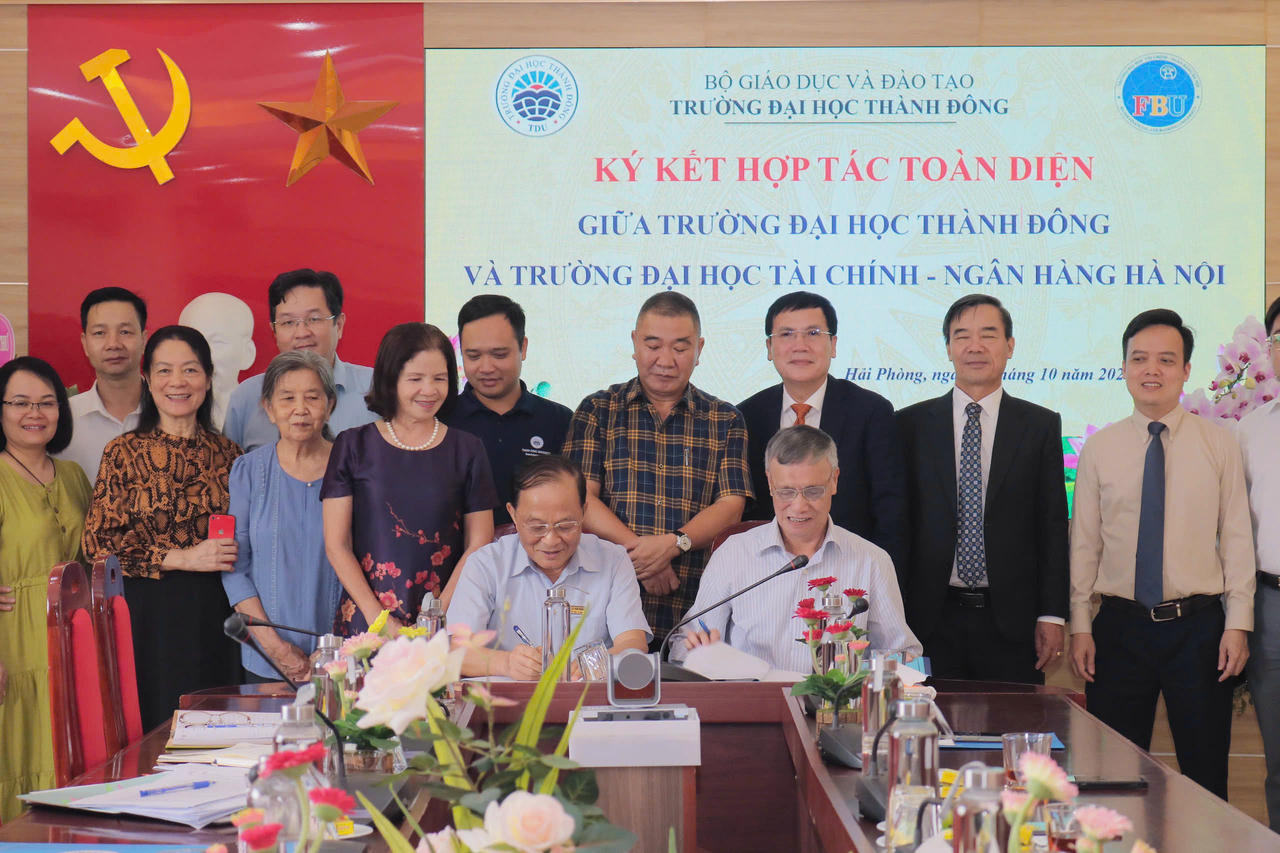 Đại diện lãnh đạo hai trường ĐH ký kết hợp tác (ảnh NTCC) 