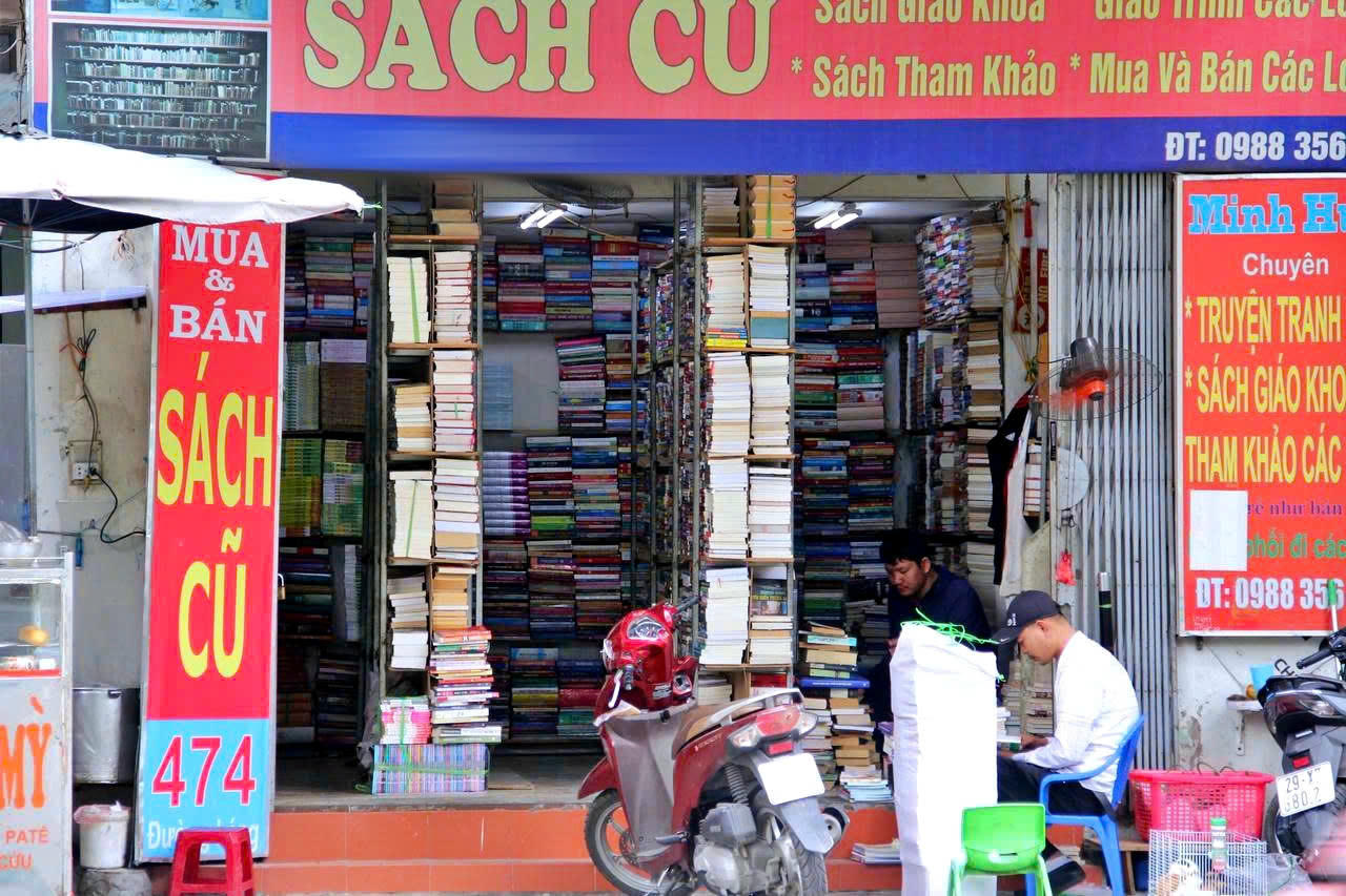 Tình trạng sách lậu, sách giả ngoài thị trường vẫn còn đáng lo ngại. Ảnh: P. Sỹ