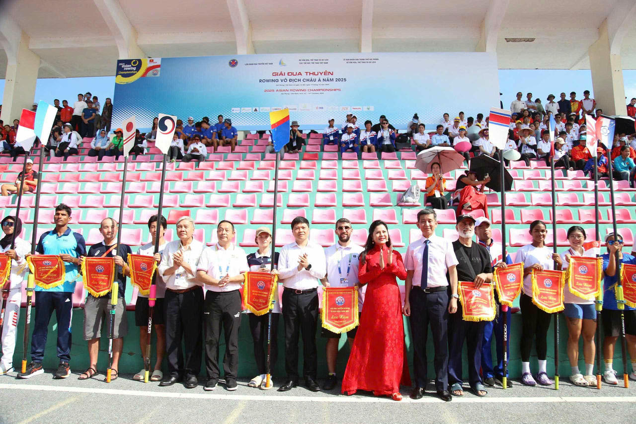 Ban tổ chức tặng cờ lưu niệm cho các quốc gia, vùng lãnh thổ tham dự giải đấu.