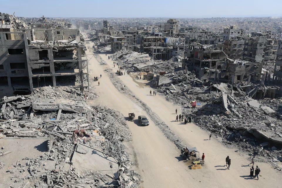 Người dân Palestine đi lại quanh đống đổ nát của các tòa nhà bị phá hủy khi lệnh ngừng bắn giữa Israel và Hamas có hiệu lực. Nguồn: Reuters.