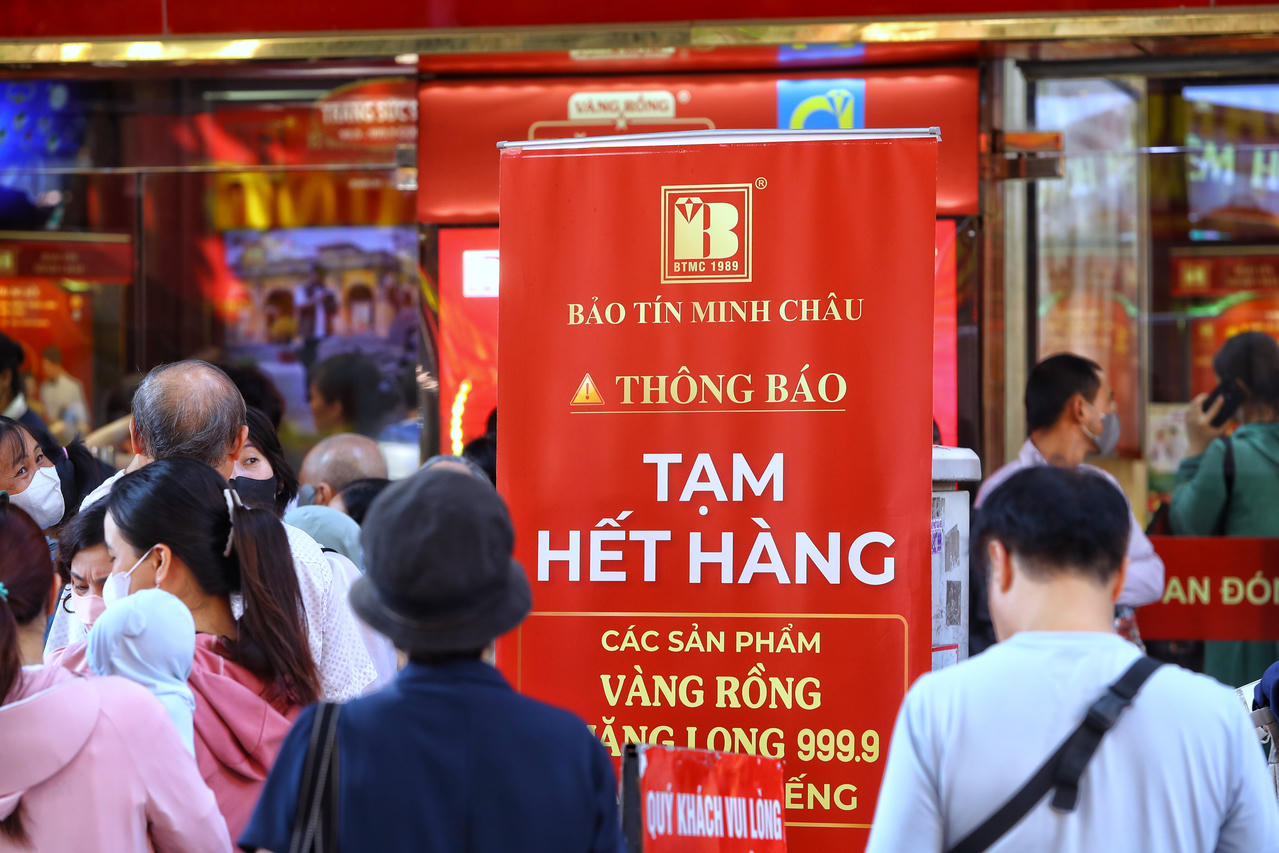 Dù nhiều cửa hàng đã treo biển "Tạm hết hàng" nhưng phía bên ngoài vẫn rất đông người dân xếp hàng.