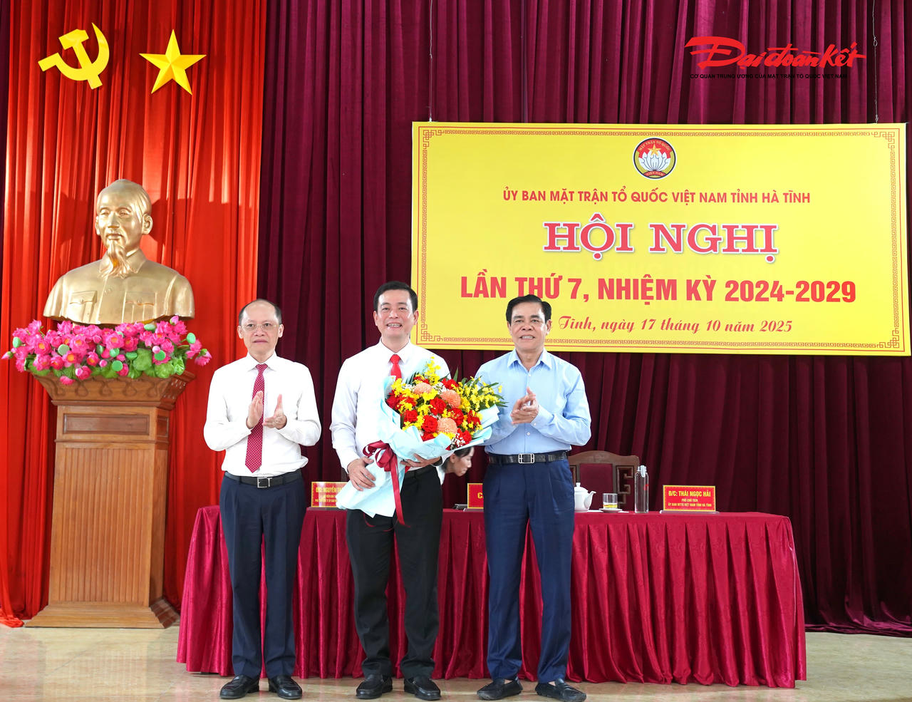 Đại diện Ban Thường trực Tỉnh ủy Hà Tĩnh tặng hoa chúc mừng tân Chủ tịch Ủy ban MTTQ Việt Nam tỉnh Hà Tĩnh Nguyễn Thành Đồng. Ảnh: Hạnh Nguyên.