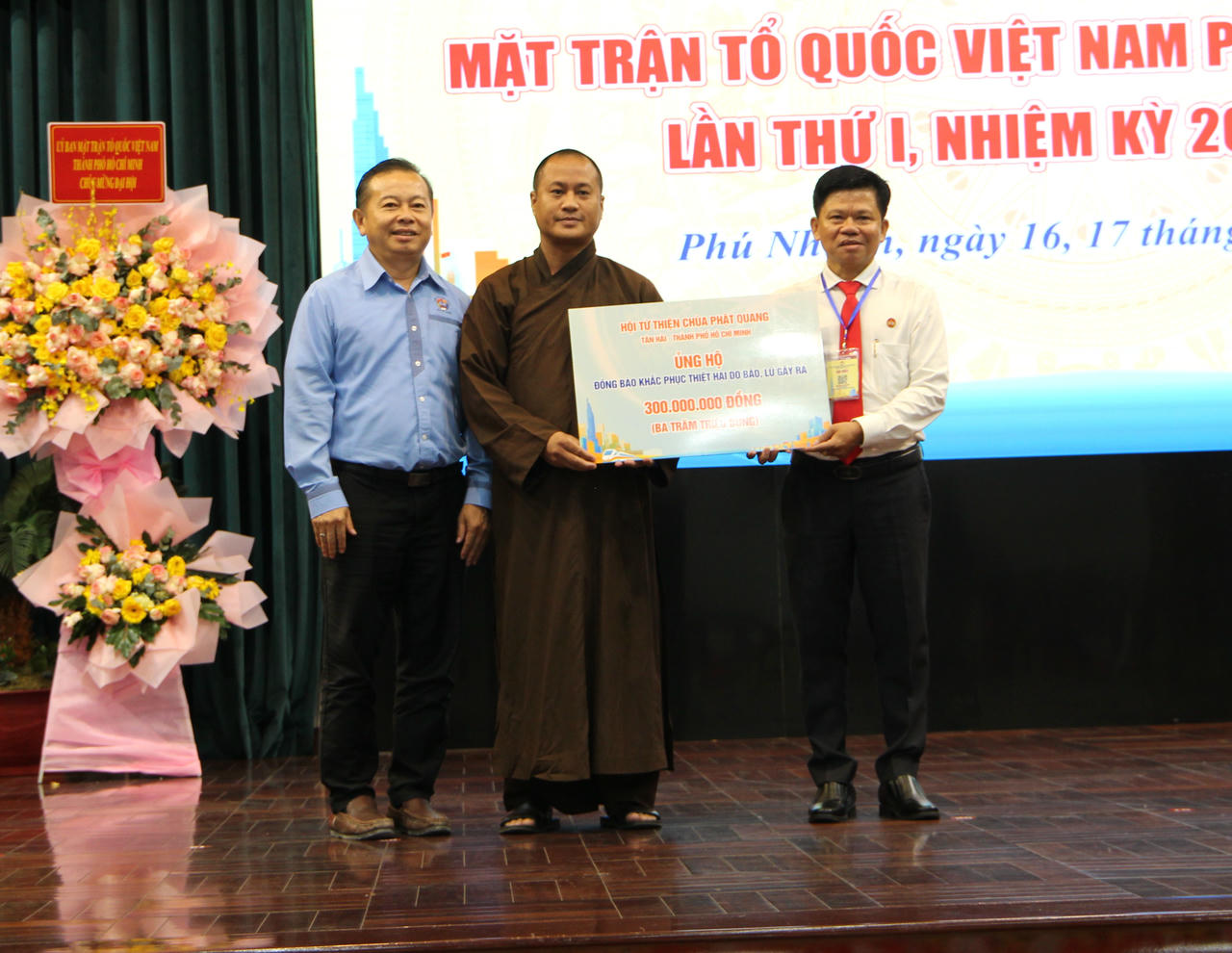 Tiếp nhận ủng hộ đồng bào bị thiên tai gây ra. Ảnh: Q.Định.