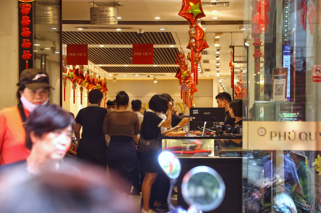 Tương tự, tại cửa hàng vàng Phú Quý cũng xuất hiện đông đúc người dân mua vàng.