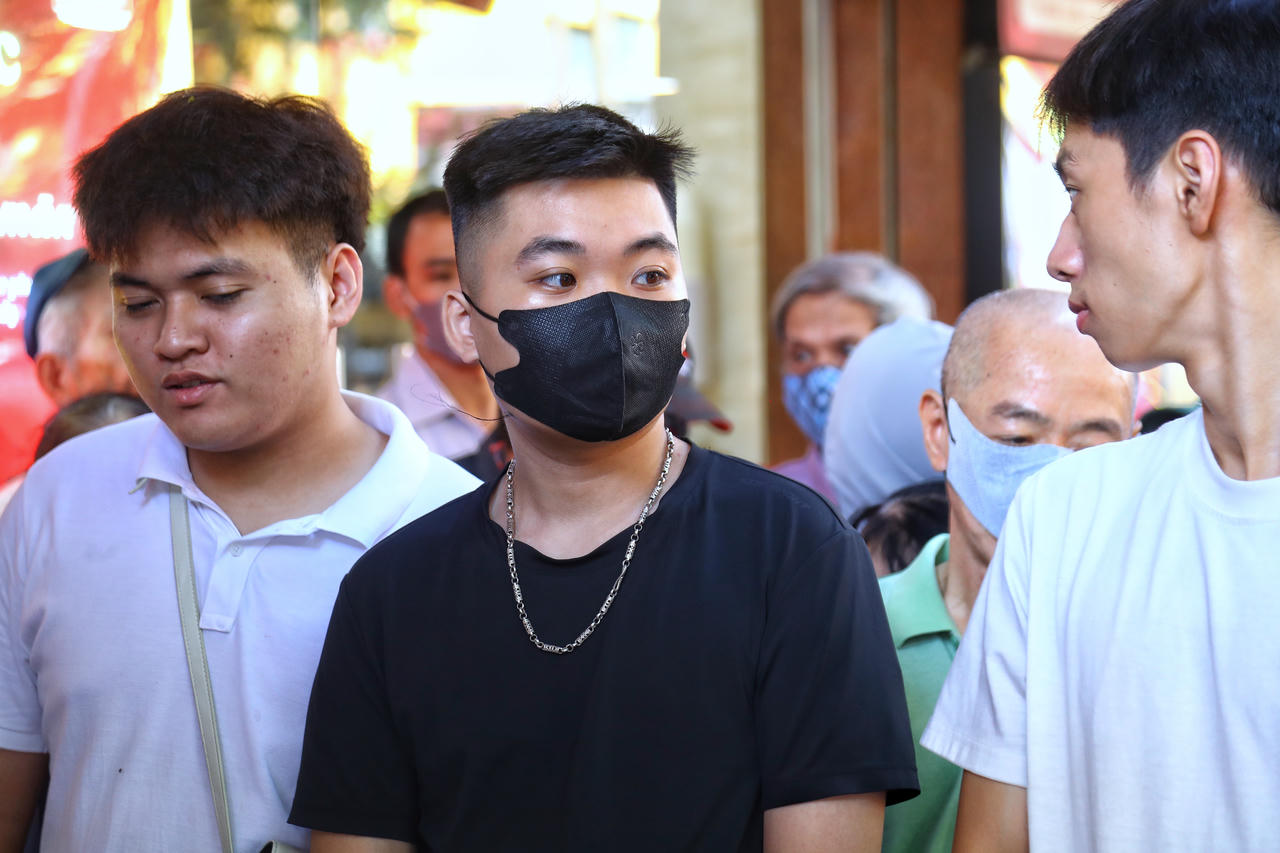 Anh Phạm Văn Công trú tại phường Hà Đông, Hà Nội cho biết, đã xếp hàng từ 7h30 để lấy số chờ đến lượt giao dịch nhưng đến 10h vẫn chưa thể vào mua vàng.