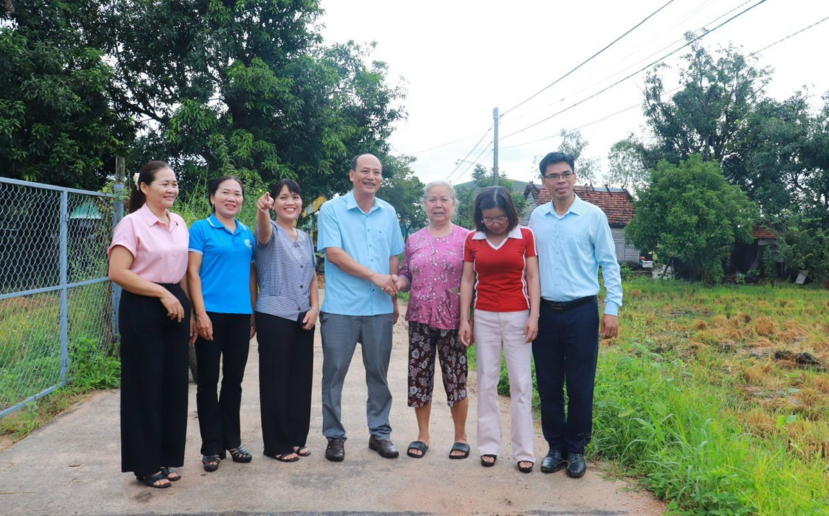 Lãnh đạo xã Ia Hiao cảm ơn các người dân tự nguyện hiến đất làm đường nông thôn. Ảnh: CV.
