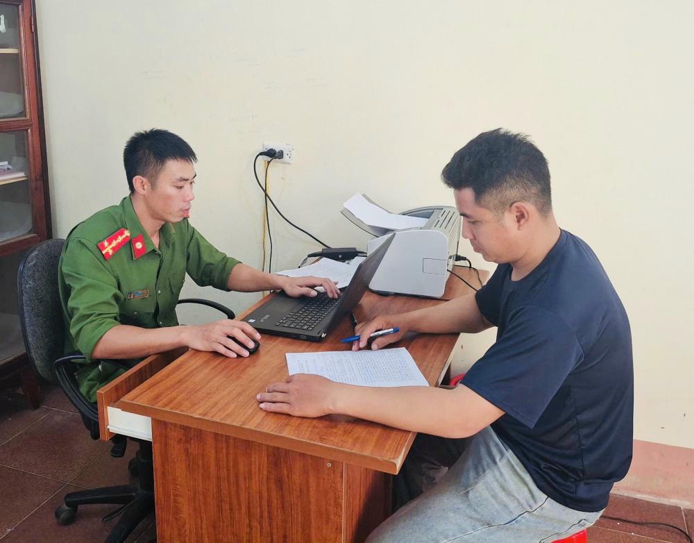 Đối tượng Hoàng Đức Thắng tại cơ quan công an. Ảnh: CAHT