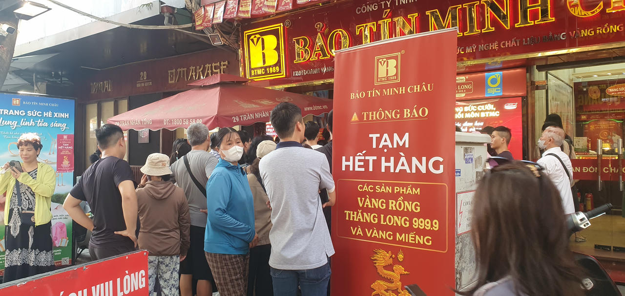 Dù thông báo cửa hàng tạm hết hàng, nhưng người dân vẫn kiên nhẫn xếp hàng chờ mua.