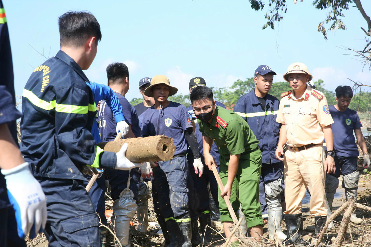 Tại thôn Ngô Đạo, xã Đa Phúc, sau trận lụt, bùn đất, rác thải, cành cây đổ gãy… ngổn ngang ở nhiều nơi. Một số tuyến đường chưa thể lưu thông.