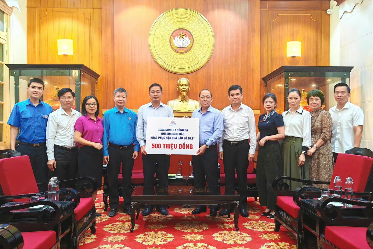 Ông Hoàng Công Thủy, Phó Chủ tịch UBTƯ MTTQ Việt Nam tiếp nhận số tiền ủng hộ từ Tổng Công ty Sông Đà. Ảnh: Văn Hoa