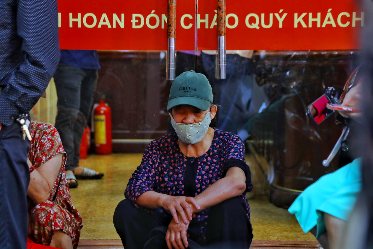 Nhiều người dân mệt mỏi, chờ đợi tới lượt mua vàng.