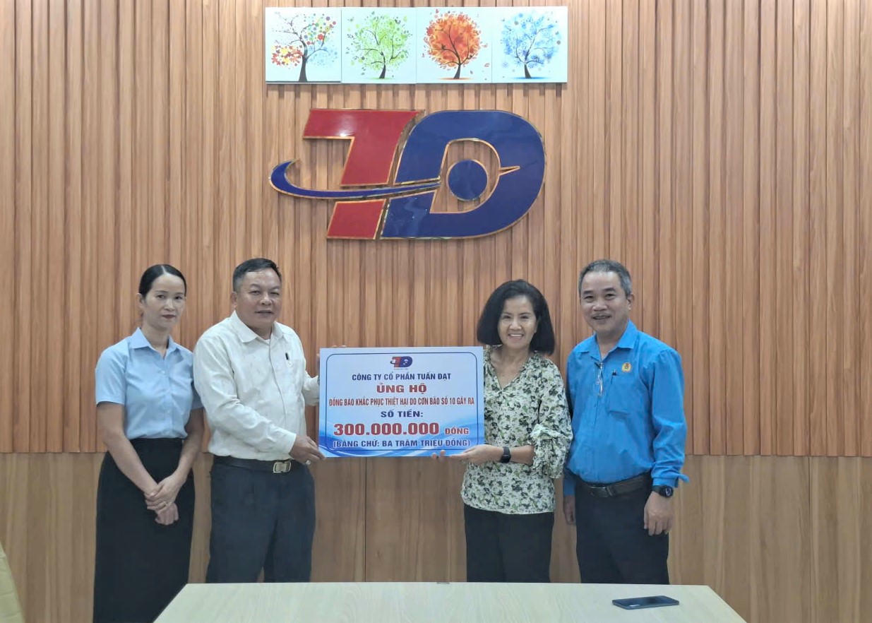 Mặt trận và công đoàn phường Tam Kỳ tiếp nhận doanh nghiệp hỗ trợ đồng bào thiệt hại cơn bão số 10. Ảnh: CV. Mặt trận và công đoàn phường Tam Kỳ tiếp nhận doanh nghiệp hỗ trợ đồng bào thiệt hại cơn bão số 10. Ảnh: CV.