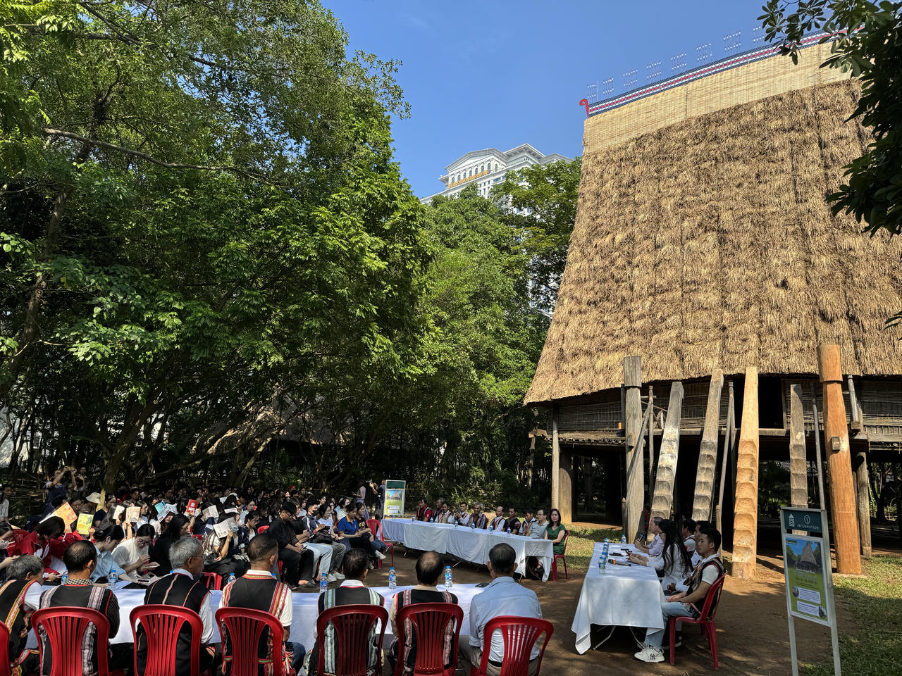 Buổi tọa đàm thu hút đông đảo học sinh sinh viên và khách tham quan tham gia. Ảnh: BTC.