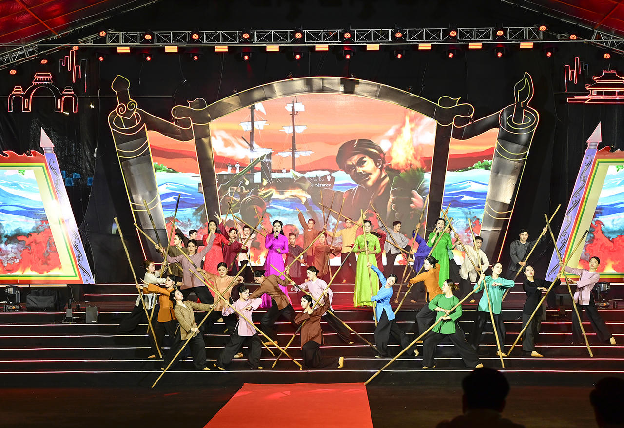 Hoạt cảnh tái hiện chiến công đốt tàu Espérance trên vàm Nhựt Tảo. Ảnh Nguyễn Minh.