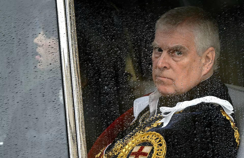 Hoàng tử Andrew rời Tu viện Westminster sau lễ đăng quang của Vua Charles III và Hoàng hậu Camilla, ngày 6/5/2023. Nguồn: Reuters.