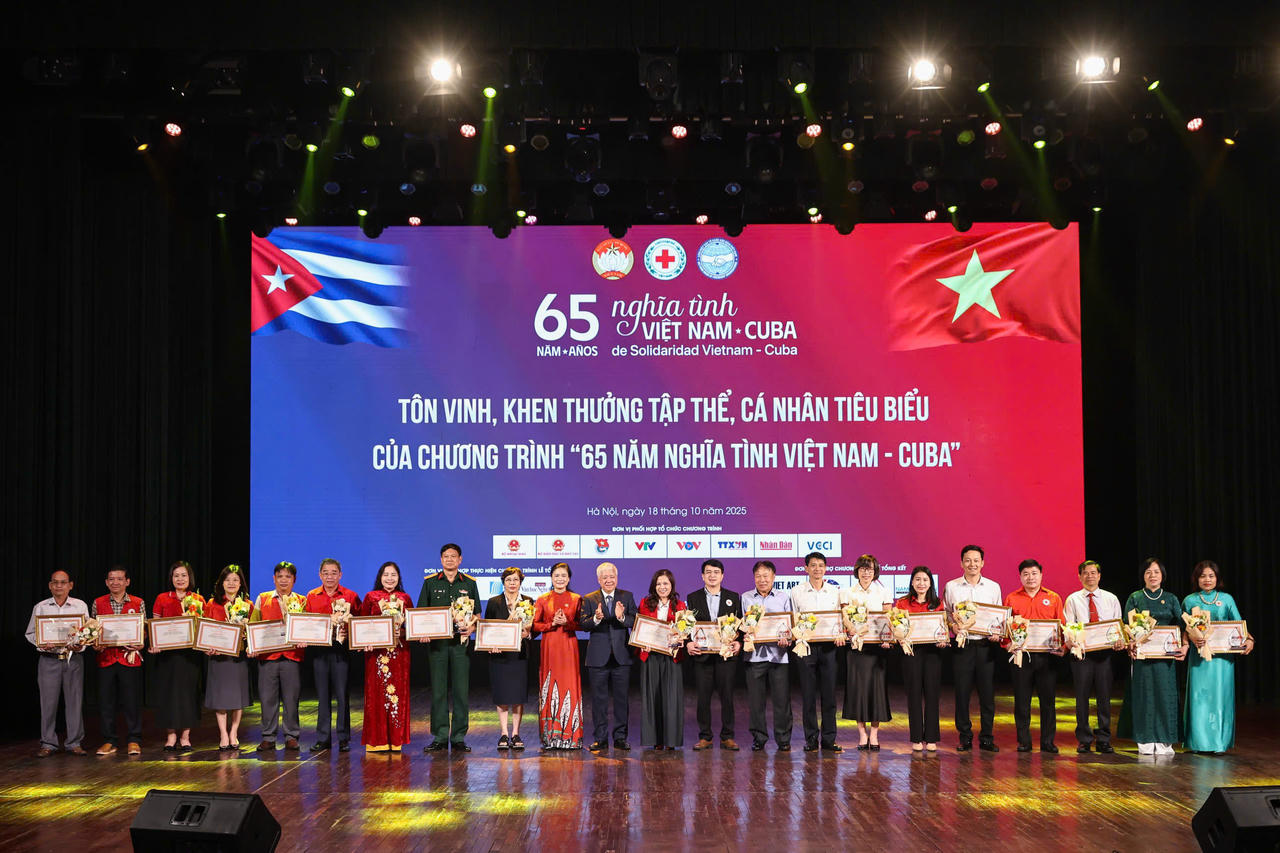 Chủ tịch UBTƯ MTTQ Việt Nam Đỗ Văn Chiến khen thưởng các tập thể, cá nhân tiêu biểu trong vận động ủng hộ nhân dân Cuba. Ảnh: Quang Vinh.