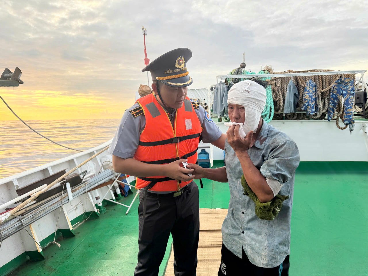 Sơ cứu y tế ban đầu cho ngư dân gặp nạn trên biển. Ảnh: Đức Định.