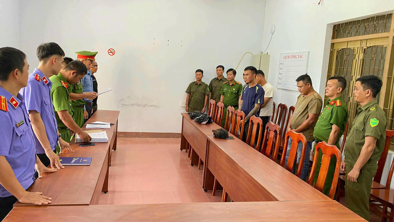 Lực lượng chức năng tống đạt các quyết định khởi tố vụ án, khởi tố bị can và thi hành lệnh bắt tạm giam đối với 4 đối tượng. Ảnh:SĐ.