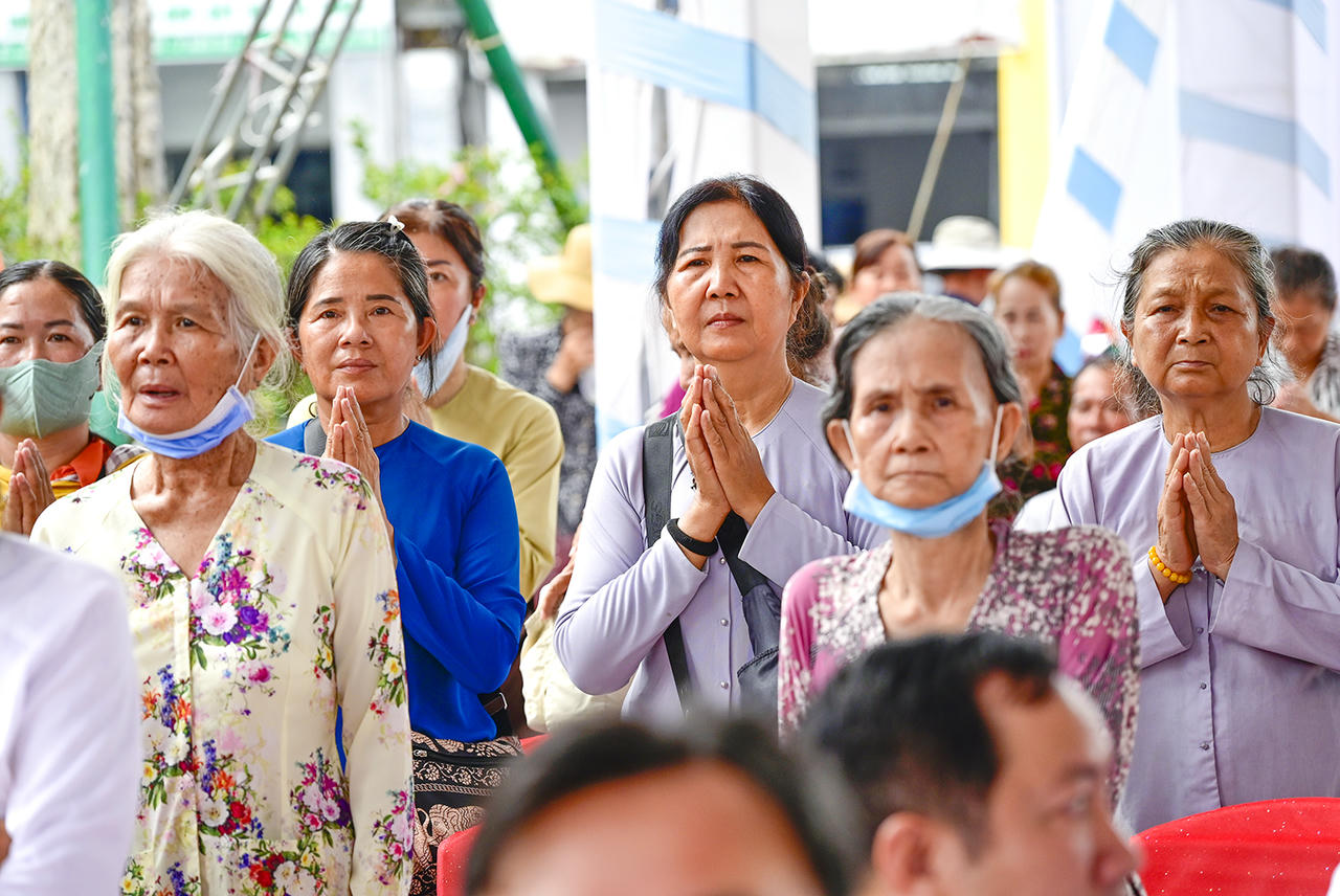 Người dân thành kính chiêm bái Anh hùng dân tộc Nguyễn Trung Trực. Ảnh Nguyễn Minh.