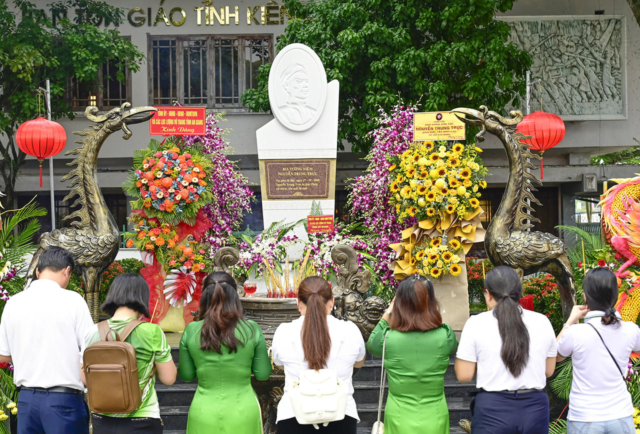 Người dân thắp hương tưởng nhớ Anh hùng dân tộc Nguyễn Trung Trực tại nơi ông bị giặc xử chém. Ảnh Nguyễn Minh.