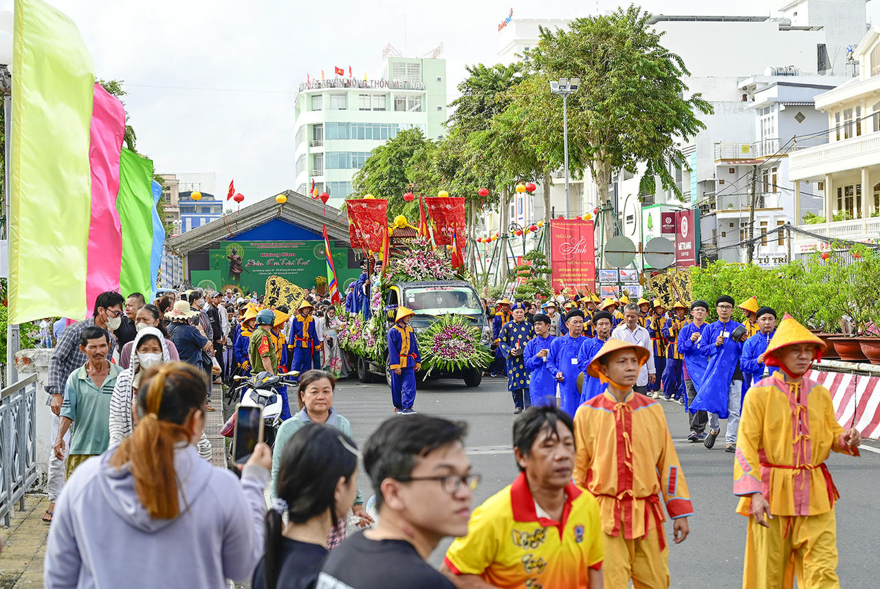 Nghi thức rước linh vị Anh hùng dân tộc Nguyễn Trung Trực về an vị tại đình Nguyễn Trung Trực. Ảnh Nguyễn Minh.