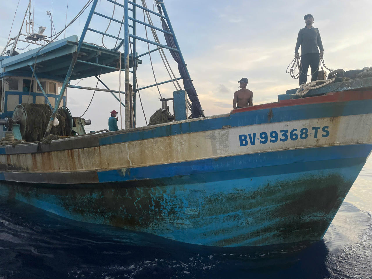 Tàu cá BV 99368 TS cập mạn tàu KN 201 để thực hiện hỗ trợ ngư dân gặp nạn. Ảnh: Đức Định