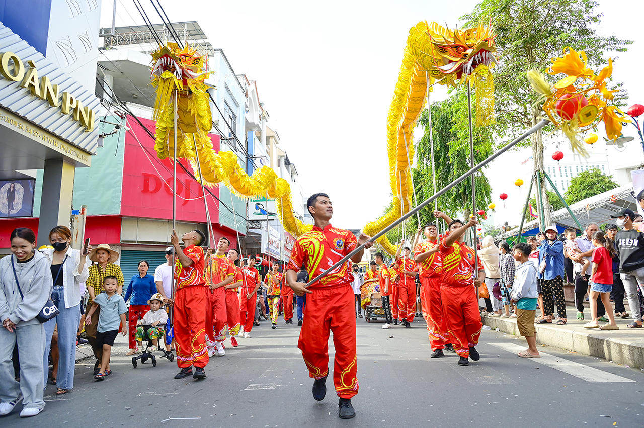 Không khí lễ hội trang trọng, náo nhiệt. Ảnh Nguyễn Minh.