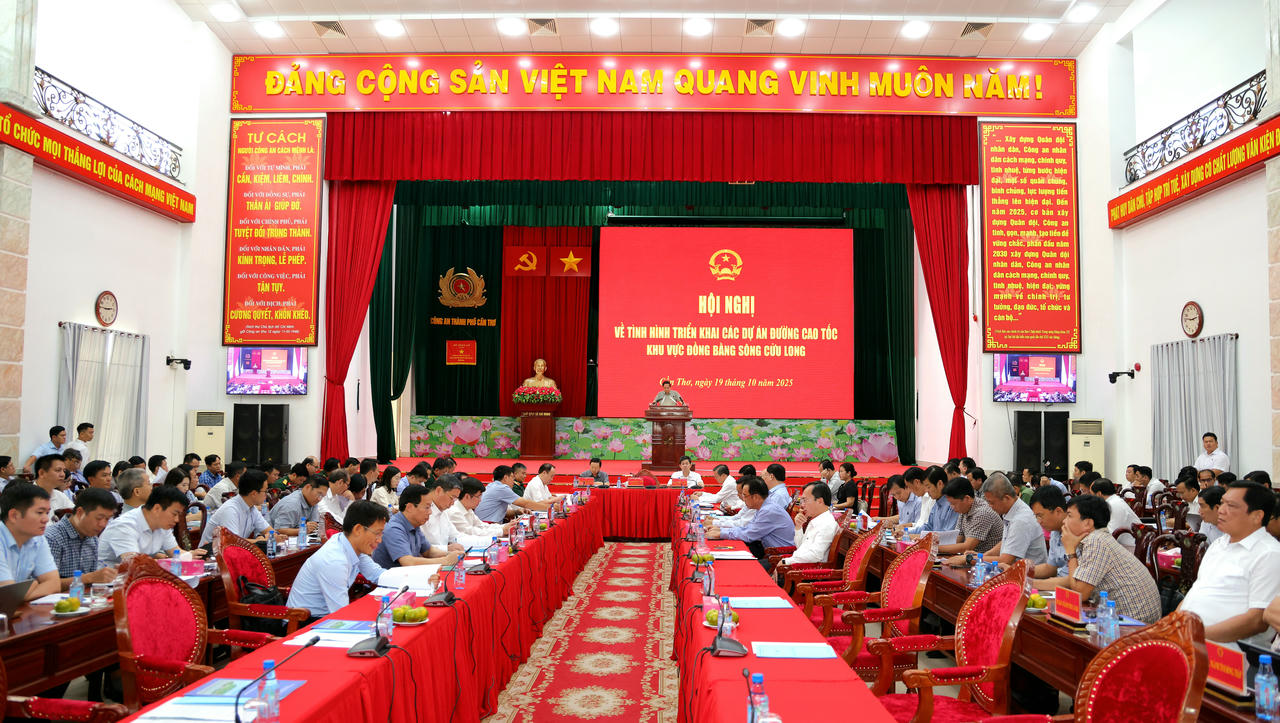 Thủ tướng Chính phủ Phạm Minh Chính chủ trì Hội nghị về tình hình triển khai các dự án đường cao tốc khu vực ĐBSCL. (ảnh: M.T)
