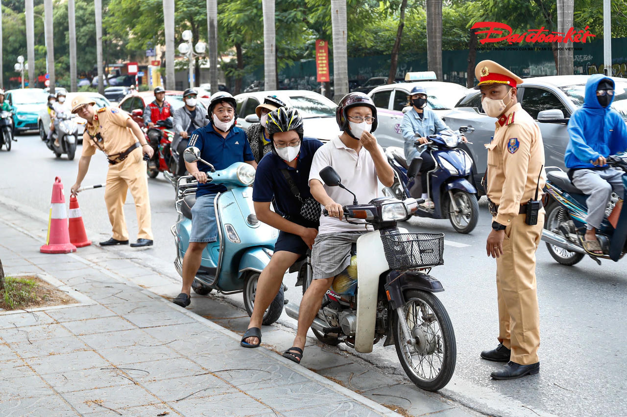 Theo Phòng CSGT Hà Nội, trưa 19/10, các Đội CSGT đường bộ thuộc Phòng đồng loạt triển khai, từ 12h30-14h đã phát hiện, xử lý 258 trường hợp vi phạm nồng độ cồn. Trong đó, 252 trường hợp là xe máy và 6 phương tiện khác. 