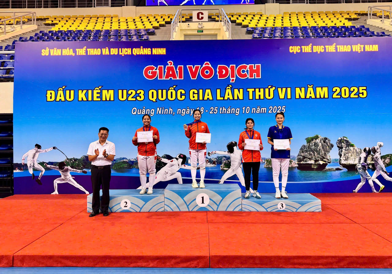 VĐV Phạm Thị Huyền (SN 2003, đến từ Hà Nội) giành huy chương vàng nội dung cá nhân nữ kiếm chém. Ảnh: Ngọc Anh.