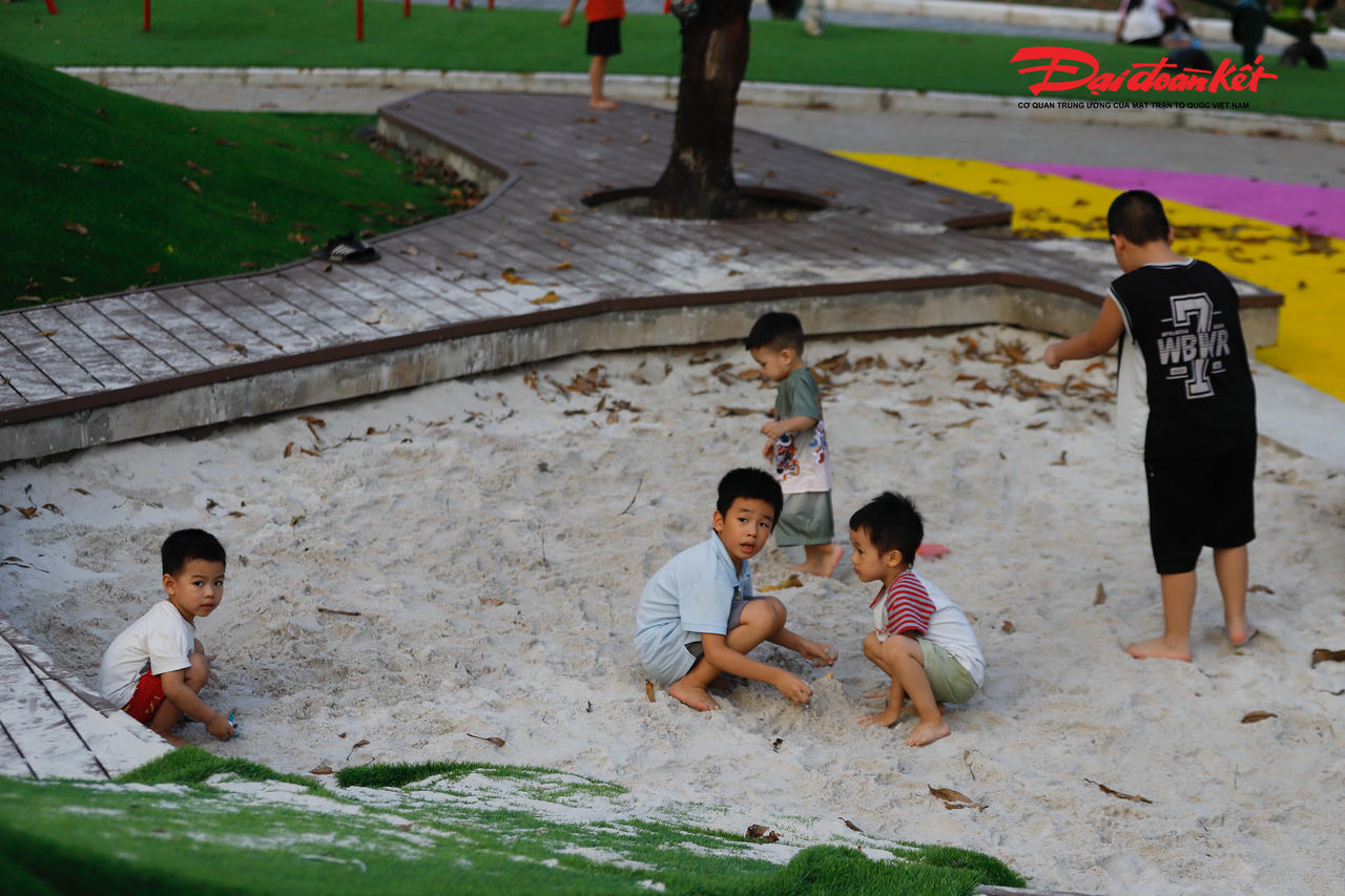 Sân chơi bằng cát trắng dành cho trẻ em là một trong những hạng mục đầu tư mới tại công viên Cầu Giấy.