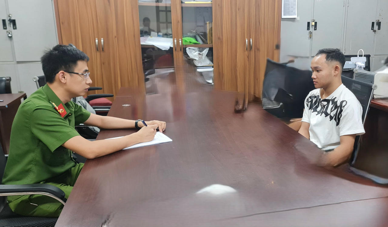 Đối tượng Bùi Ngọc Đức tại cơ quan công an. Ảnh: Công an Quảng Ninh cung cấp.