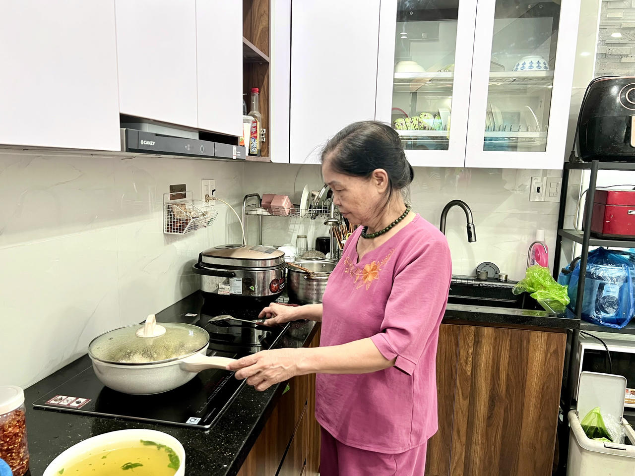 Gia đình bà Trần Thị Tình đã dọn về nhà mới ở, nhưng sử dụng "ké" điện, nước từ khu dân cư bên cạnh. Ảnh: PT. 