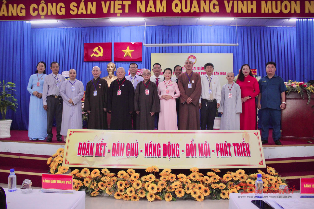 Lãnh đạo phường Tân Hòa chụp ảnh lưu niệm cùng đại biểu dự Đại hội đại biểu MTTQ Việt Nam phường lần thứ I, nhiệm kỳ 2025-2030. Ảnh: Hồng Phúc.