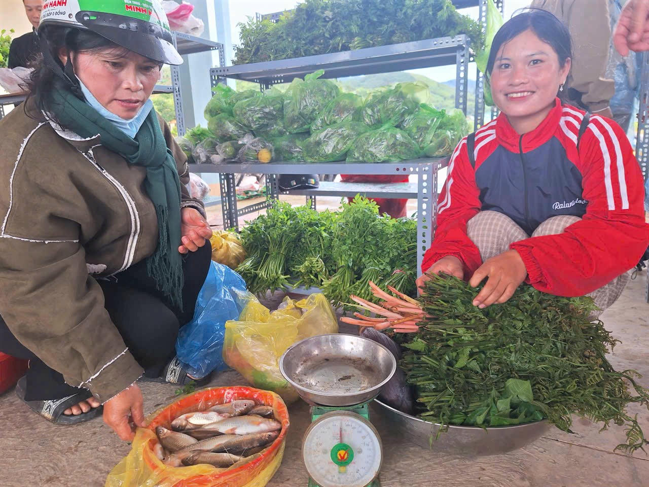 Người dân xã Tu Mơ Rông vui vẻ tham gia phiên chợ 0 đồng và có đồng lần thứ 3. Ảnh: Tấn Thành.