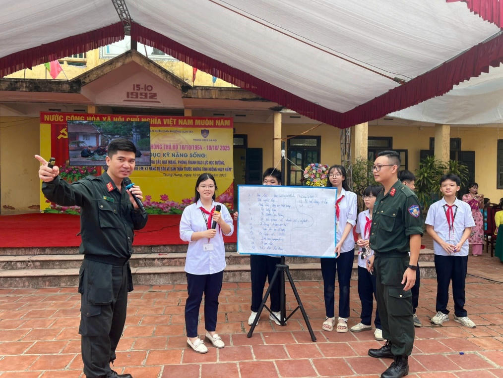 Cán bộ, chiến sĩ Phòng Cảnh sát Cơ động – Công an TP Hà Nội giao lưu, hướng dẫn kỹ năng phòng, chống bạo lực học đường và xâm hại trẻ em 
cho học sinh Trường THCS Trung Hưng (phường Sơn Tây).