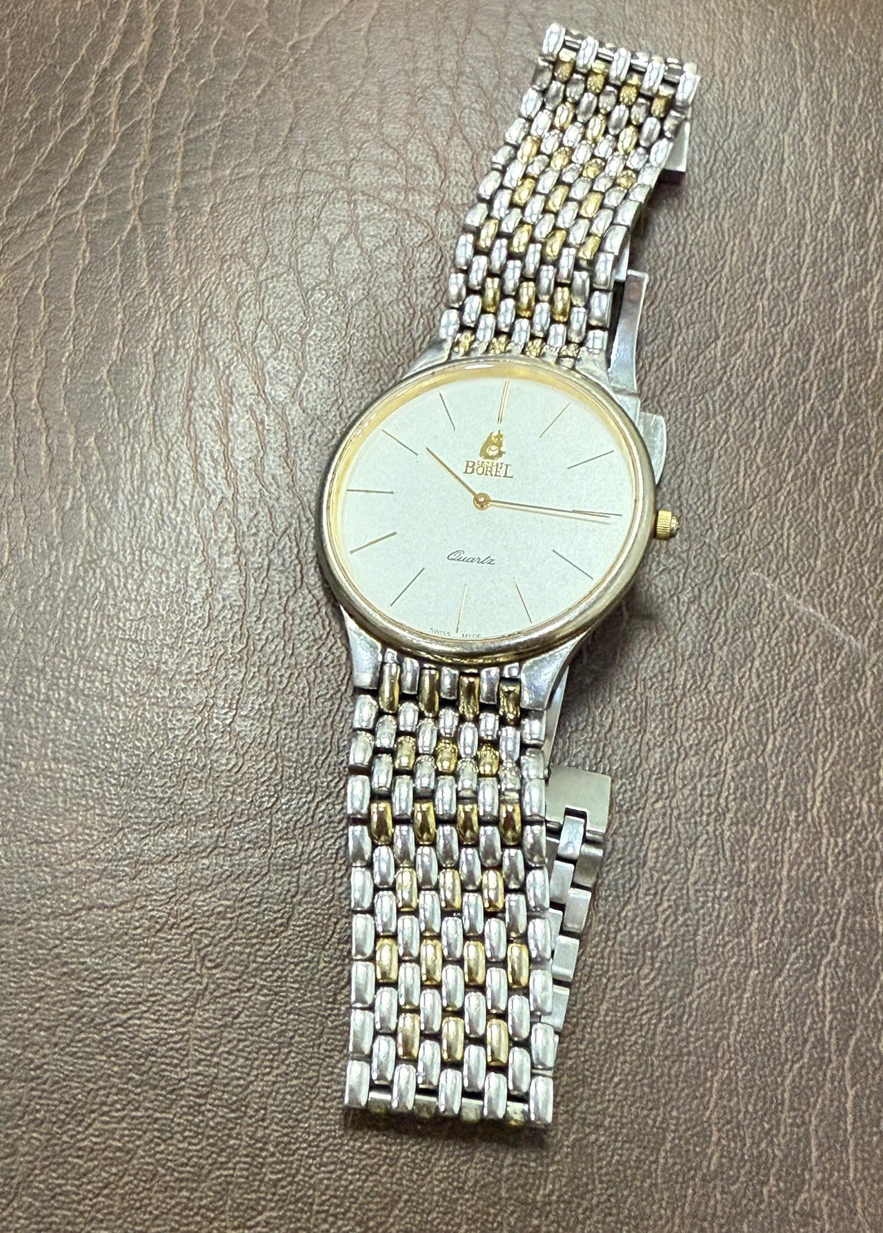 Chiếc đồng hồ có nhiều ý nghĩa kỷ niệm với ông Nguyễn Văn Tuấn. Ảnh: Nguyễn Tú.