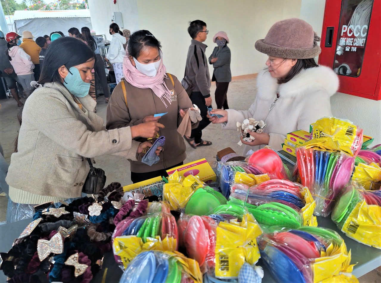 Nhiều người dân lựa chọn mua đồ đạc hoàn toàn miền phí. Ảnh: Chí Đại.