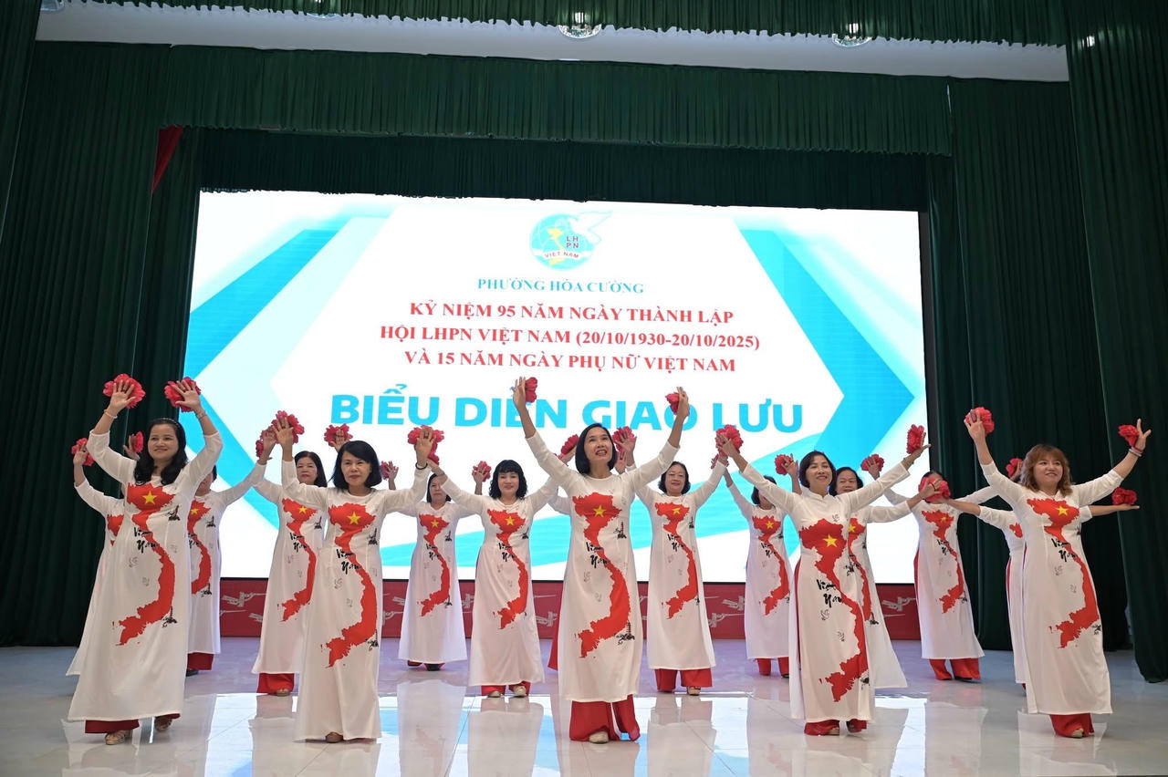 Trình diễn dân vũ tại ngày hội. Ảnh: Thanh Nhã.