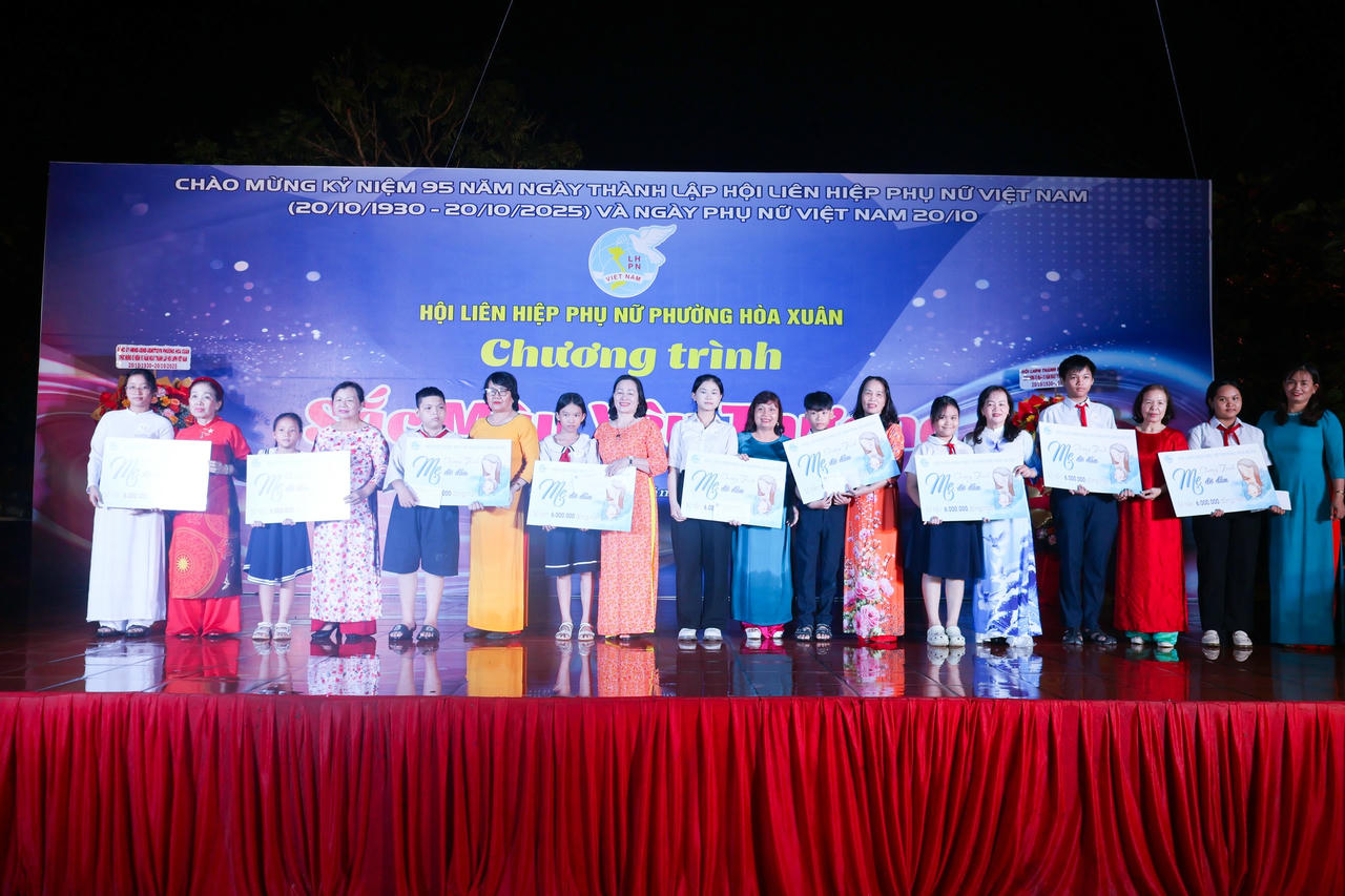 Trao hỗ trợ chương trình "Mẹ đỡ đầu". Ảnh: Cẩm Vân.