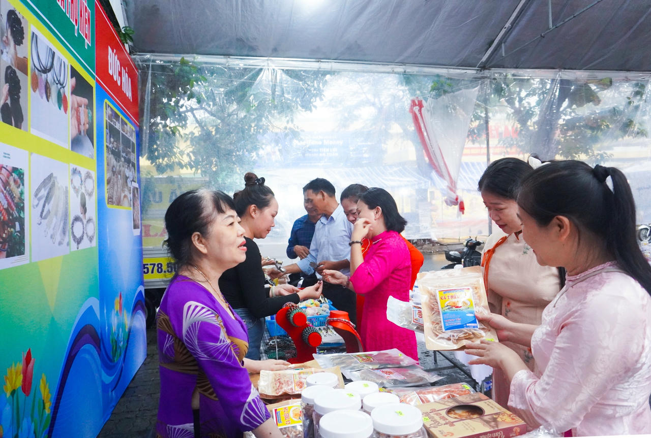 Trưng bày, giao lưu sản phẩm OCOP, đặc sản Đà Nẵng. Ảnh: Như Ý.