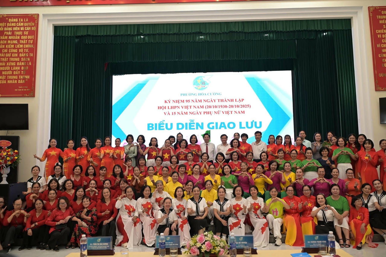 Ra mắt các CLB dân vũ phường Hòa Cường. Ảnh: Thanh Nhã.