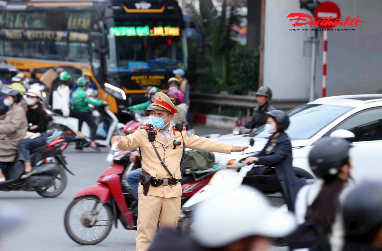 Cảnh sát giao thông Hà Nội phân luồng giao thông. Ảnh: Lê Khánh.