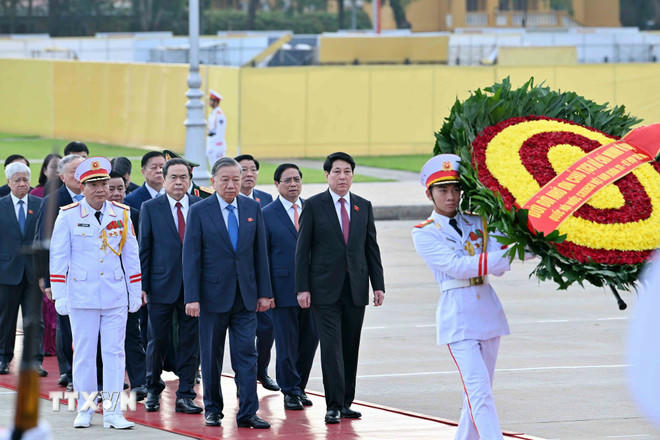 Các đồng chí lãnh đạo Đảng, Nhà nước cùng đại biểu Quốc hội dự Kỳ họp thứ 10 đến đặt vòng hoa và vào Lăng viếng Chủ tịch Hồ Chí Minh. (Ảnh: An Đăng/TTXVN).
